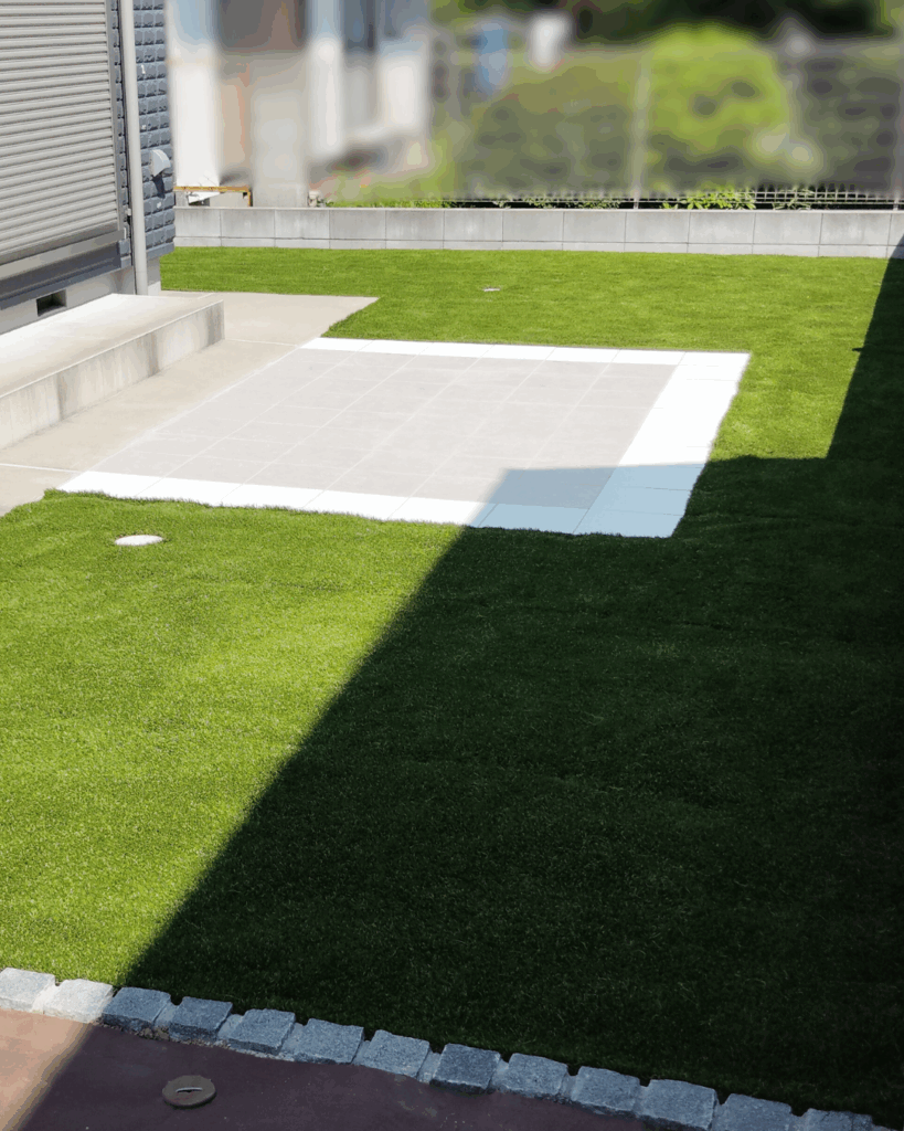 DIYしたお庭をリノベーション！メンテナンスフリーなタイルと人工芝のお庭