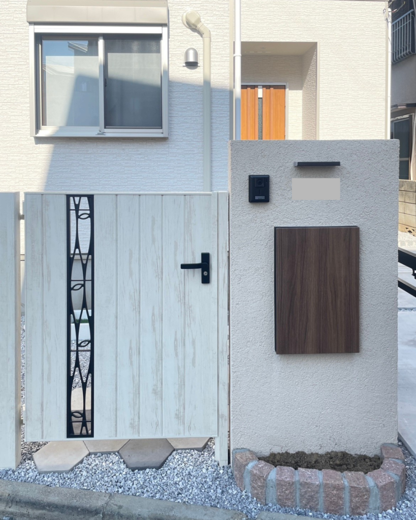 ナチュラルモダンに遊び心をプラス !セミクローズ新築外構