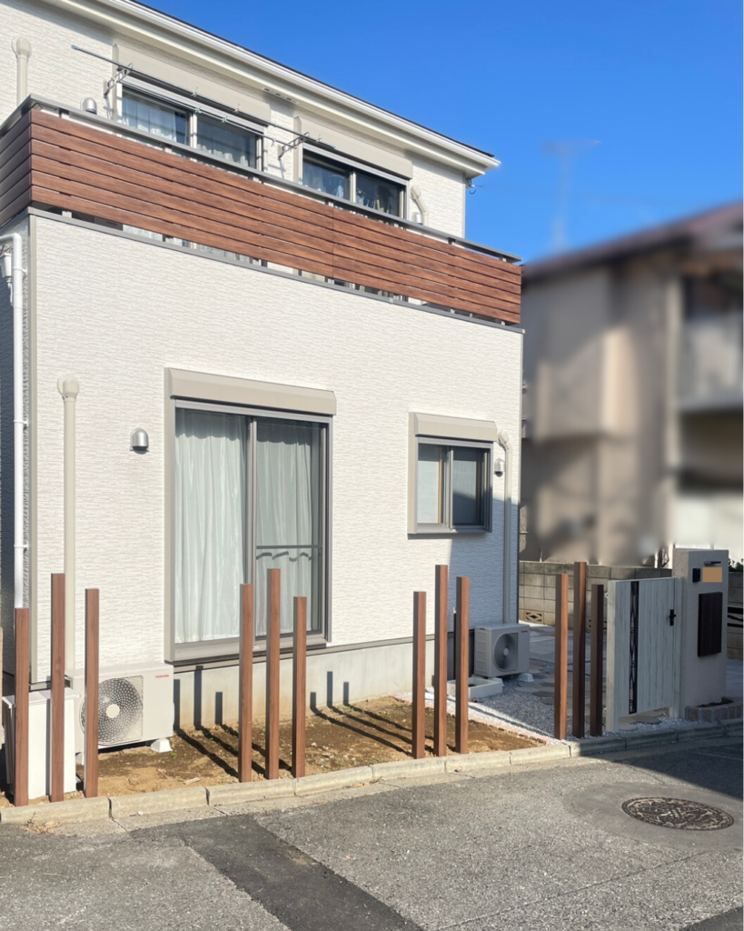 ナチュラルモダンに遊び心をプラス !セミクローズ新築外構