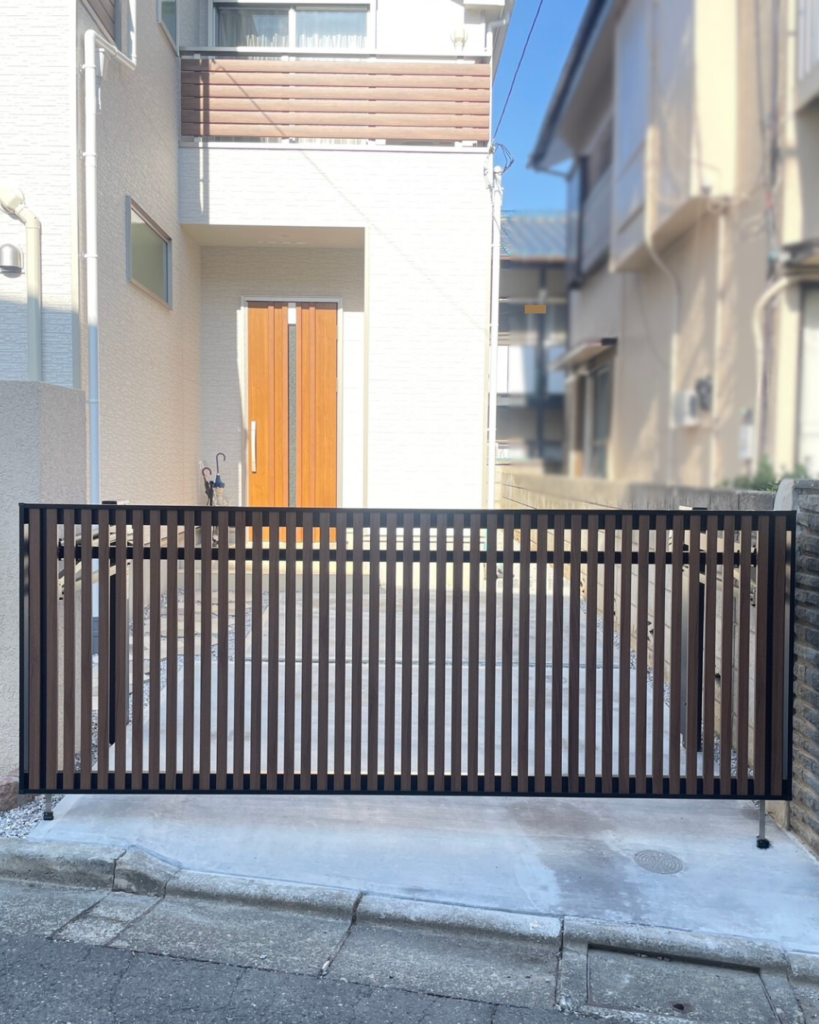 ナチュラルモダンに遊び心をプラス !セミクローズ新築外構